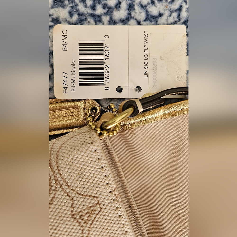 Coach wristlet bag. - Picture 8 of 9